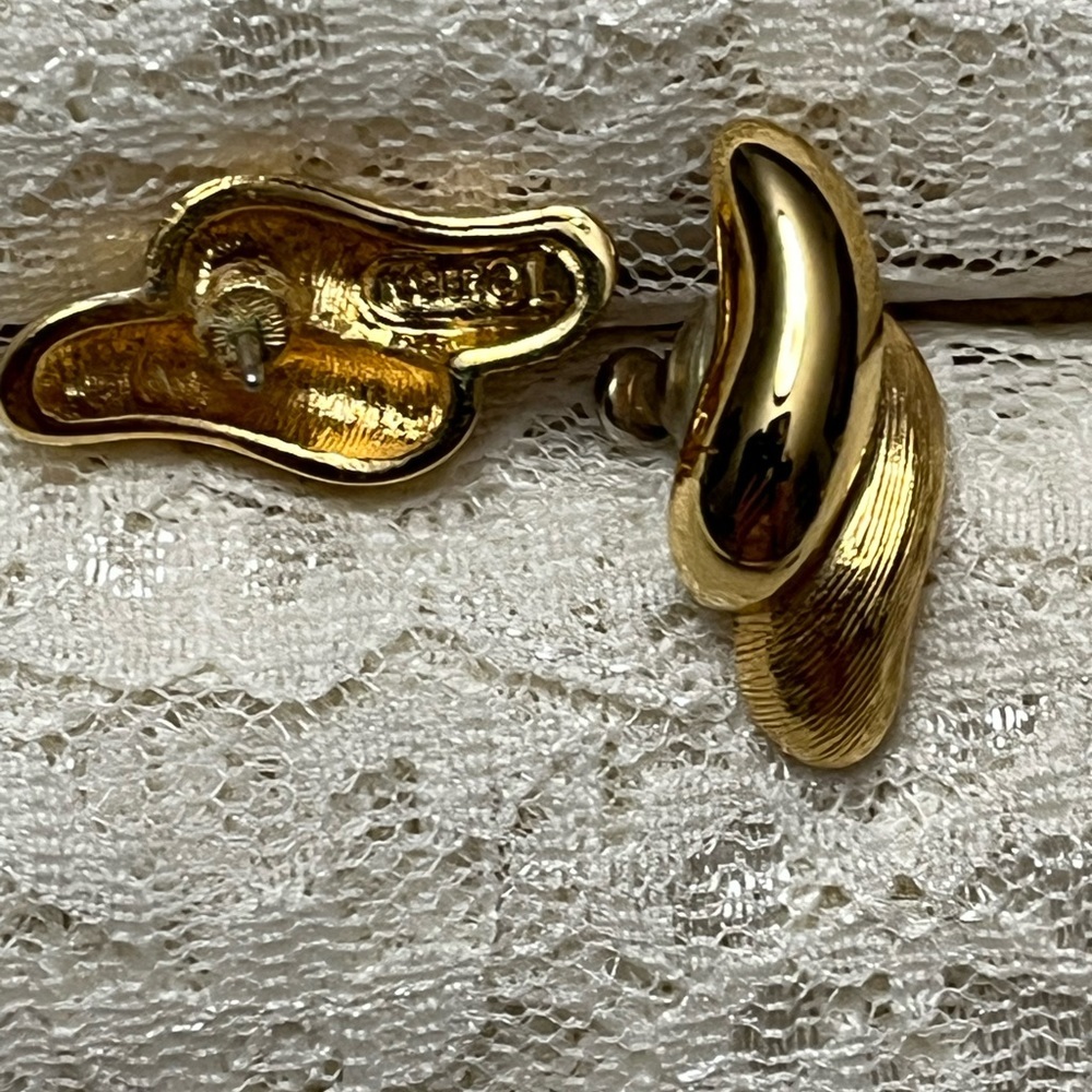 Napier/vintage, brushed and gold tone earrings 3/4” - Picture 2 of 3